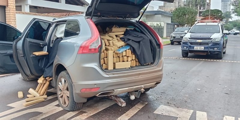 Volvo lotado de maconha, após bater em HB20, nesta manhã (Foto: Leandro Holsbach)