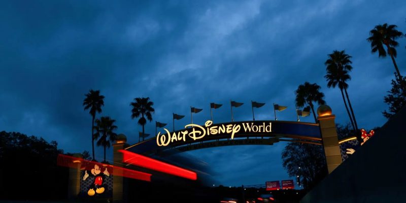 Entrada do Walt Disney World, antes da chegada do furacão Milton, em Orlando, na Flórida – 08/10/2024 (Foto: Jose Luis Gonzalez/Reuters)