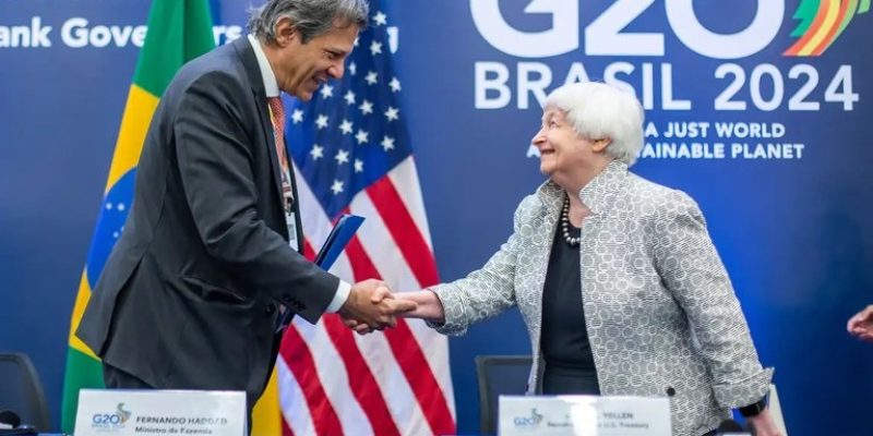 Haddad, e a secretária do Tesouro dos EUA, Janet Yellen, durante assinatura do acordo no Rio de Janeiro