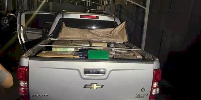 S10 lotada de maconha, interceptada pela PM quando cruzava a fronteira (Foto: Divulgação)