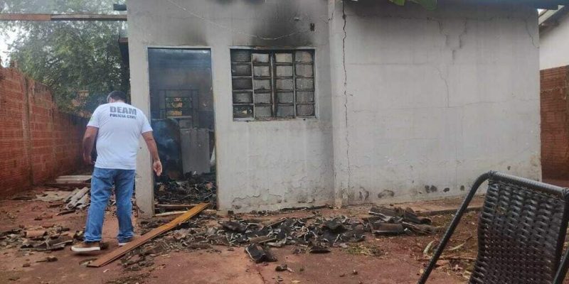 Casa incendiada por marido ciumento na região das Moreninhas