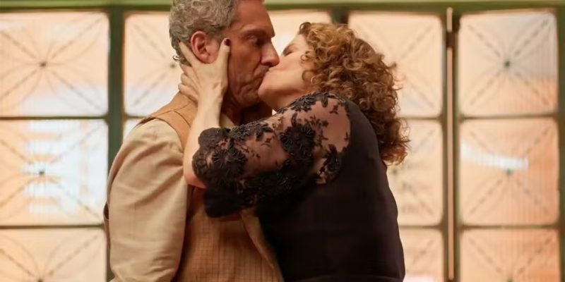Deodora dá outro beijão em Seu Tico Leonel em No Rancho Fundo — Foto: Globo