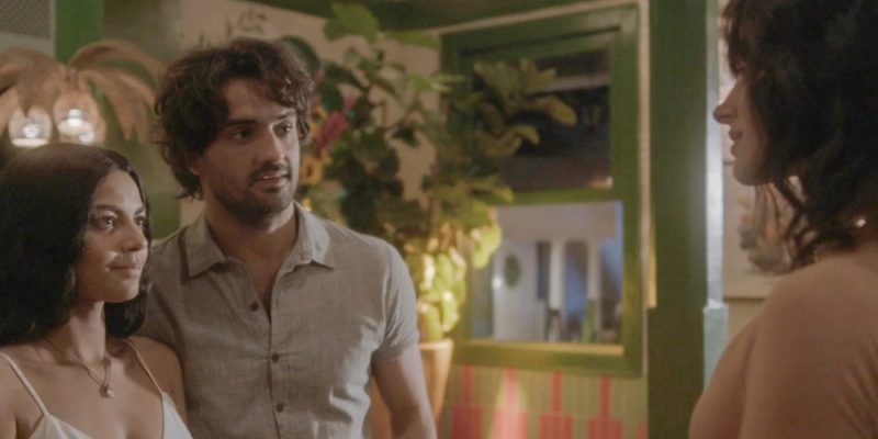 Artur (Túlio Starling) e Quinota (Larissa Bocchino) reencontram a ex dele em “No Rancho Fundo” (Crédito: Globo/ Divulgação)